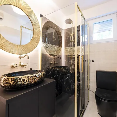 Elizabeth Biograd Na Moru