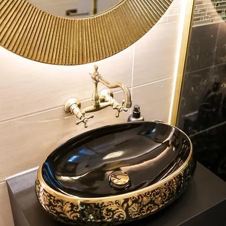 Elizabeth Biograd Na Moru