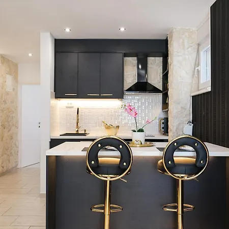 Elizabeth Apartment *