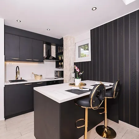 Elizabeth Apartment *