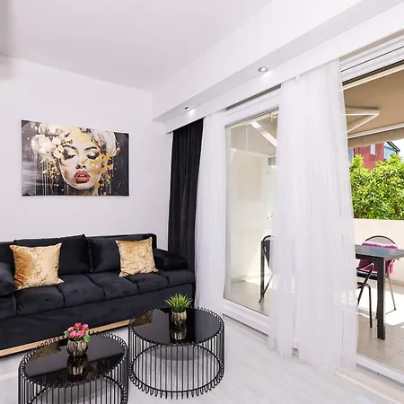 Elizabeth Biograd Na Moru