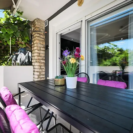 Elizabeth Apartment *