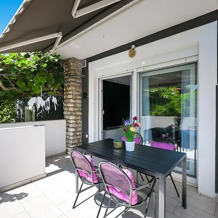 Elizabeth Biograd Na Moru