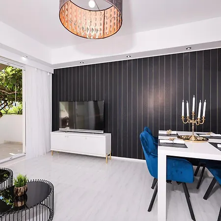 Elizabeth Apartment *