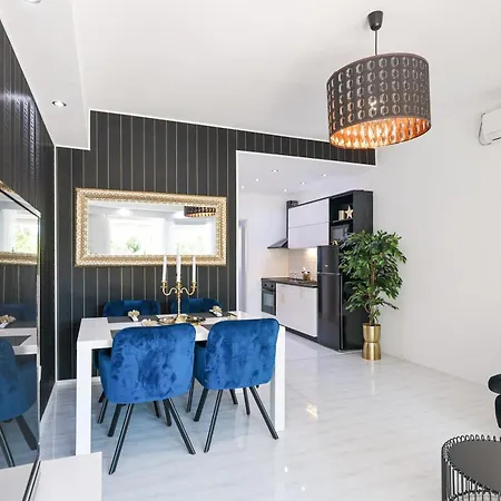 Elizabeth Biograd Na Moru