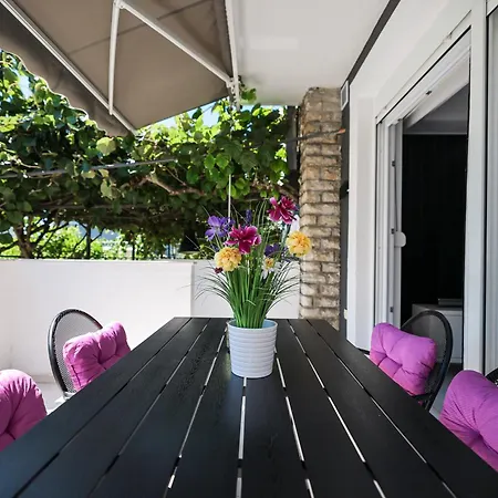 Elizabeth ビオグラード・ナ・モル