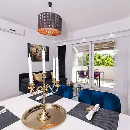 Elizabeth Apartment *