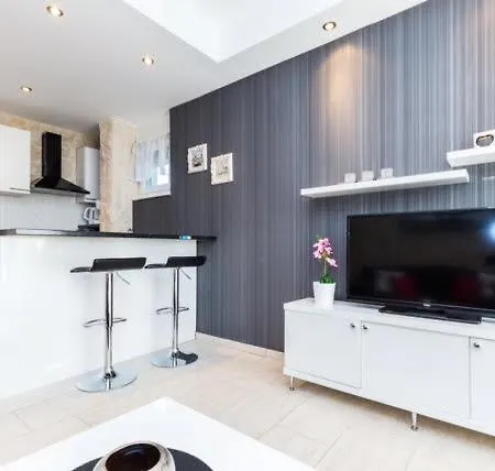 Elizabeth Apartment *